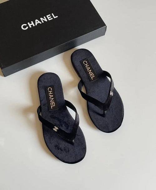 "CC" Small Diamond Logo Sandals